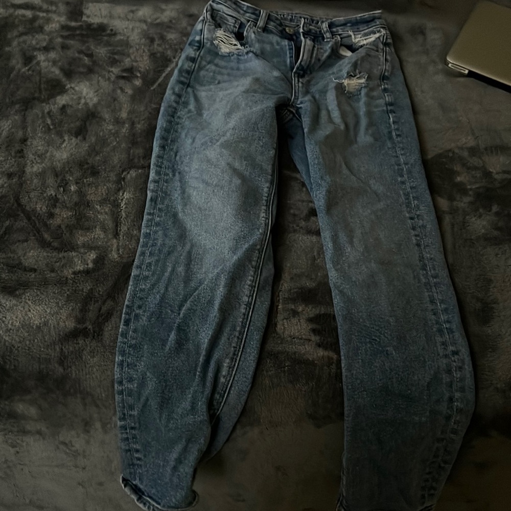 mom jeans american eagle with some rips
